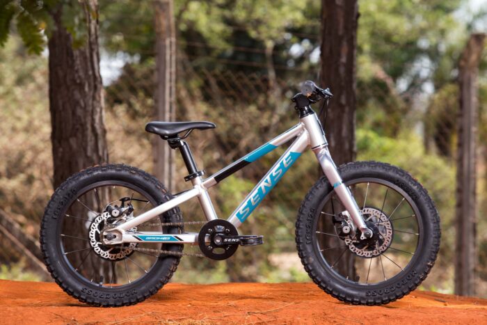 bicicleta sense grom 16 ano 2022 nas cores Aluminio e acqua