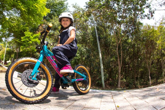 bicicleta sense grom 16 nas cores qua rosa uma mountain bike.