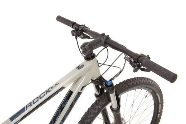 foto de uma bicicleta sense rock evo modelo 2022 nas cores cinza e azul com o fundo branco