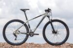 foto de uma bicicleta sense rock evo modelo 2022 nas cores cinza e azul com o fundo branco