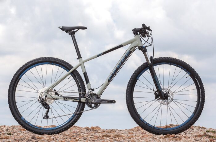 foto de uma bicicleta sense rock evo modelo 2022 nas cores cinza e azul com o fundo branco