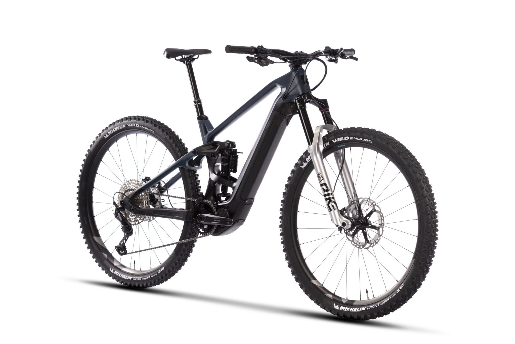 Bicicleta Sense Exalt E-Trail Carbon Evo 2023 em um fundo branco