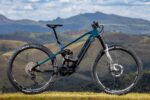 Sense Exalt E-Trail Carbon Evo 2023 no alto de uma montanha
