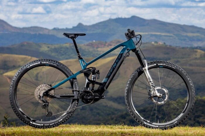 Sense Exalt E-Trail Carbon Evo 2023 no alto de uma montanha