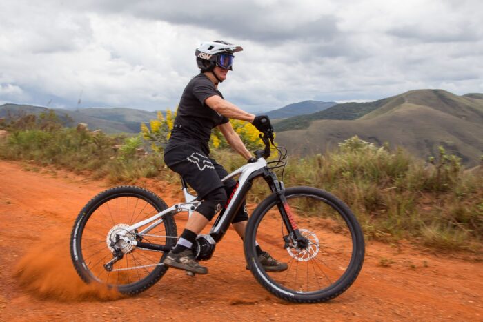 Bicicleta Sense Impulse E-Trail Comp 2023 em ação 1